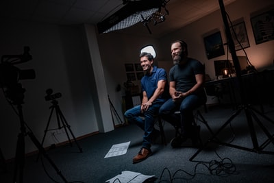 蓝色的水手领t恤的男子坐在黑色办公椅